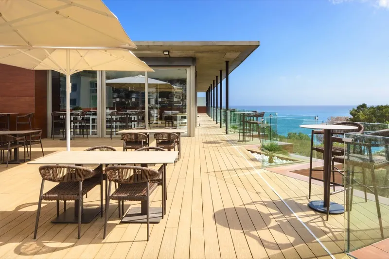 Dachterrasse des Barceló Illetas Albatros mit Blick über die Bucht