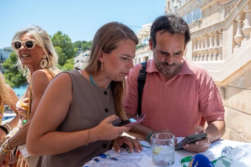 Zwei Gäste im Gespräch am Tisch
